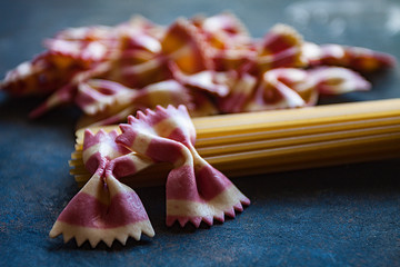 CLOSE-UP OF COLOR PASTA TIE WITH SPAGHETTI