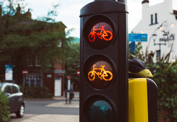 czerwone pomarańczowe sygnalizacja świetlna dla rowerów - obrazy, fototapety, plakaty