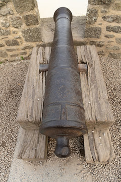 Mitellalterliche Kanoneauf dem Holzbock auf der Wehrmauer.