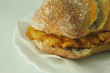 Sande de filetes de peixe, pão com filetes de peixe dentro