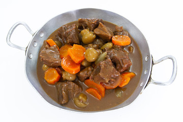 bœuf bourguignon dans un plat 