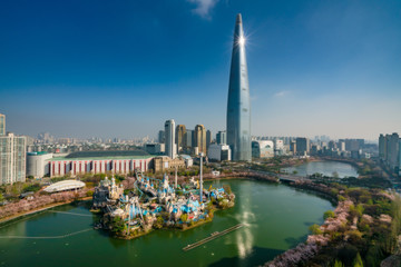 Obraz premium Cityscape of Seoul downtown city skyline with cherry blossom