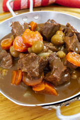 bœuf bourguignon dans un plat 