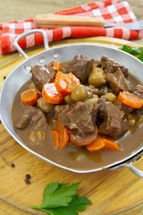 bœuf bourguignon dans un plat 