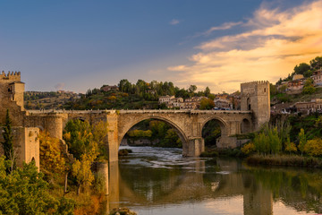 Fototapeta na wymiar Puente sobre el rio Tajo en Toledo