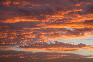 Atardecer con cielo repleto de nubes rojizas