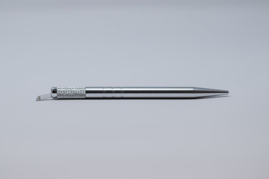 Microblading pen with blades used for applying permanent eyebrow makeup