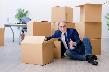 Fototapeta premium Aged businessman moving to new workplace 