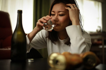 一人で酒を飲む女性