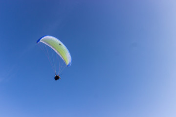 Parapente con cielo azul