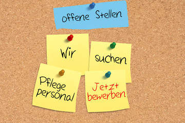 Eine Pinnwand und Hinweis auf offene Stellen als Pflegepersonal