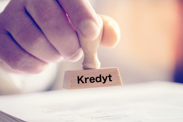 Ein Mann mit einem Stempel und Kredit in Polen
