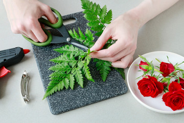 How to make a hair clip with fresh flowers and fern, tutorial.