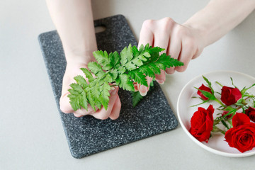 How to make a hair clip with fresh flowers and fern, tutorial.