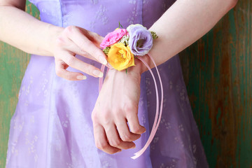 Florist at work: How to make a wrist corsage, tutorial.