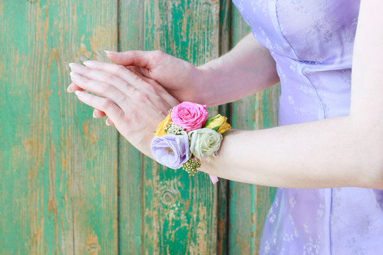 Florist at work: How to make a wrist corsage, tutorial.
