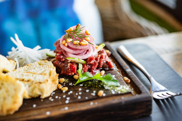beef tartare with salad