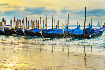 Venezia, gondole all'ormeggio © bussiclick