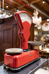 Bilancia rossa vecchia arrugginita storica per pesare in uso ai commerciali e negozi vari,...