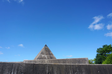 Fototapeta na wymiar 公園にあるピラミッド