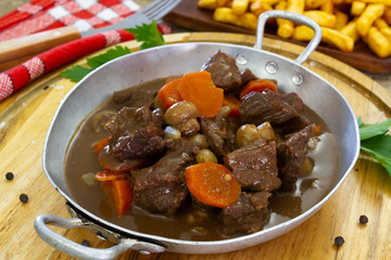 bœuf bourguignon dans un plat 