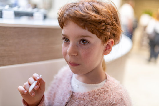 Bambina che prende una medicina in farmacia, ospedale, medico, per curarsi influenza o malattia