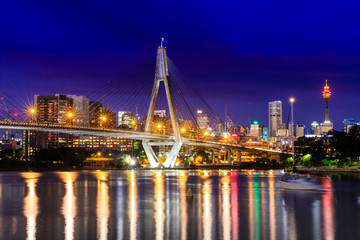 Obraz premium Anzac Bridge by night, Sydney, Australia