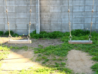 Naklejka premium 日本の公園のブランコ