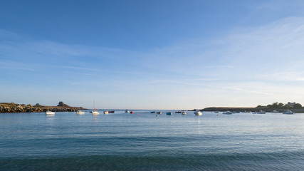 Obraz premium Bucht an der bretonischen Küste in Frankreich mit Booten, Bretagne, Department Finistere