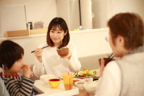 食事する家族 Wall Mural Wallpaper Murals Wallsheaven Yamasan 食事する家族 Wall Mural Wallpaper Murals Wallsheaven Yamasan
