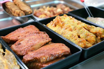 Variation feiner Fleischwaren in der Metzgerei