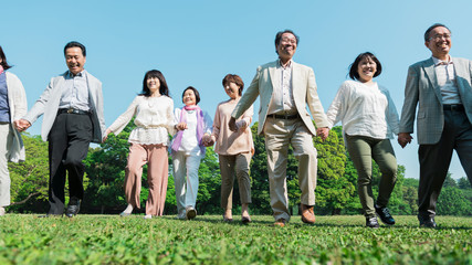 手をつなぐ　シニア