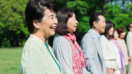 シニア　笑顔　同窓会