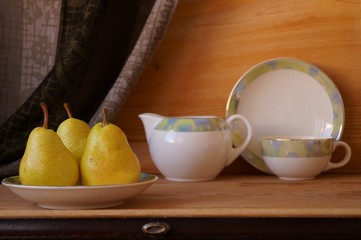 Green pears in bowl on table