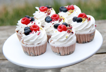 pavlova cupcakes with blueberry and raspberry