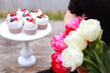 Obraz na płótnie Canvas Homemade pavlovas cupcakes with berries and tulips