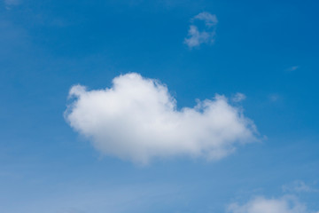 Eine weiße Wolke im blauen Himmel