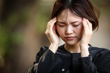 頭痛がする女性