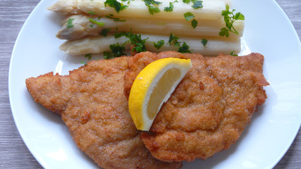 Schnitzel mit Spargel und Zitronenkeil