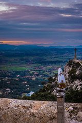 Mallorca San Salvador Nachthimmel mit Sonnenuntergang hinter Fernglas