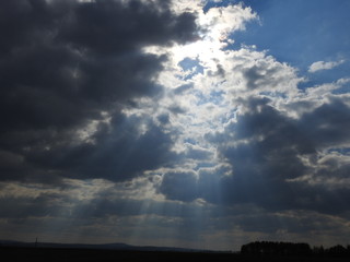 Obraz premium Sonne scheint durch Wolken