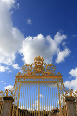 La grille royale dorée à l'or fin du Château de Versailles. / The Palace of Versailles royal...