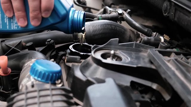 Topping up or replacing engine oil, close-up