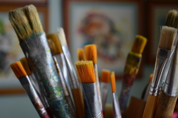 Fototapeta premium artistic brushes of different shapes and numbers on the background of paintings