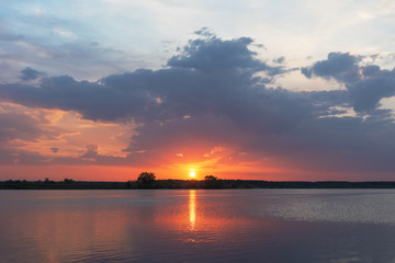 Naklejka premium Beautiful evening and sunset on a wide river