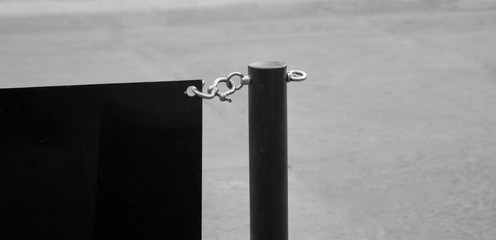 Low restaurant partition with pole to side - image