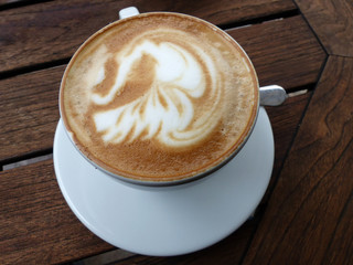 Tasse Cappuccino auf einem Holztisch