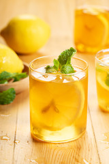 iced tea with lemon slices and fresh mint leaves