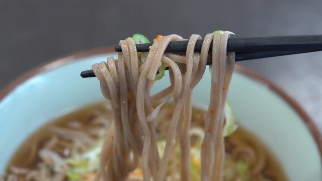 かけそば　箸でつまみ上げる