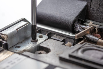 The screwdriver unscrews the fastening bolt of the processor computer board.